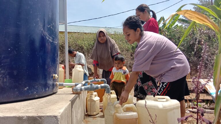 Dokumentasi: Wakaf Salman Menyalurkan Bantuan Wakaf Air Bersih